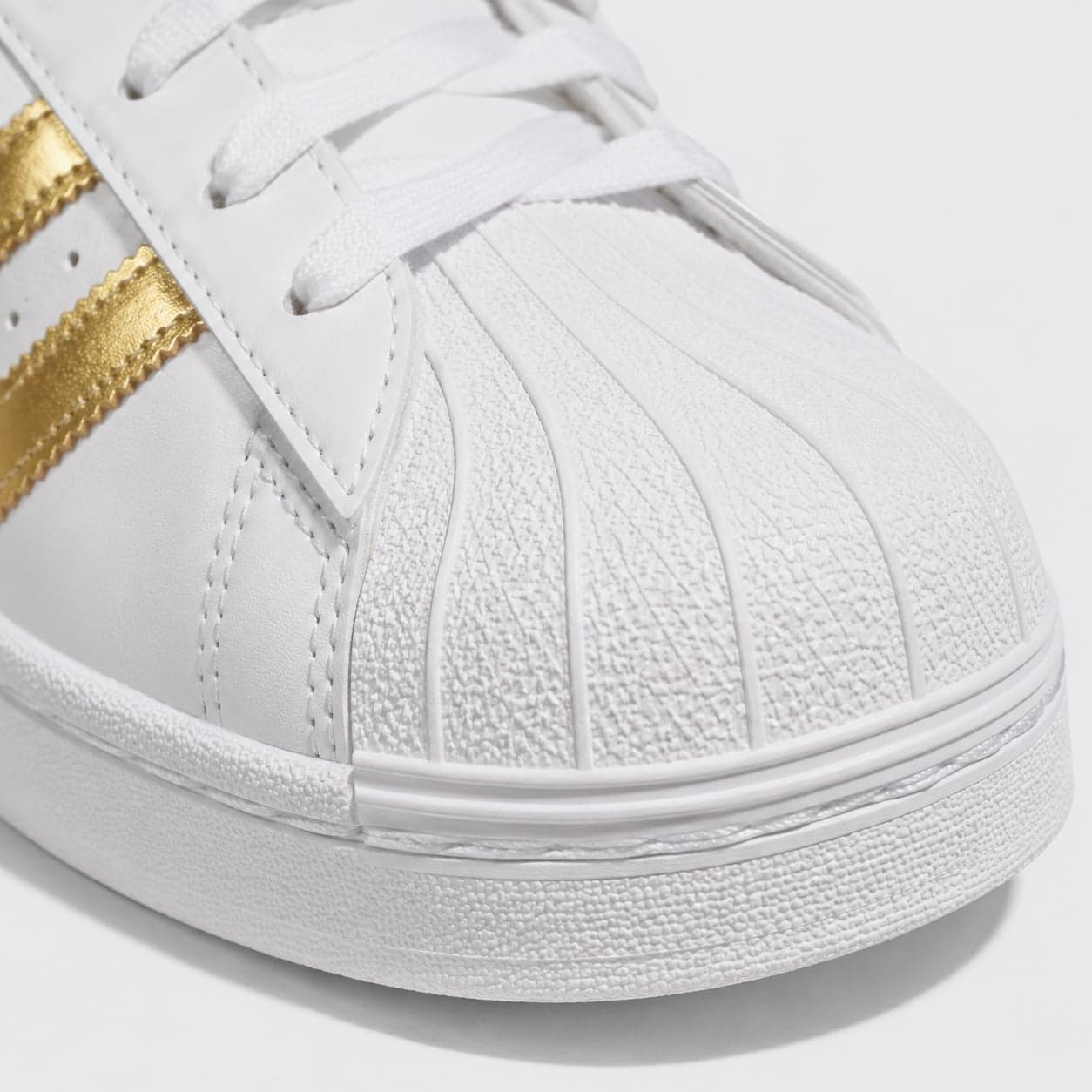 Campaña Adidas 4 — concepto de campaña generado con IA, no oficial