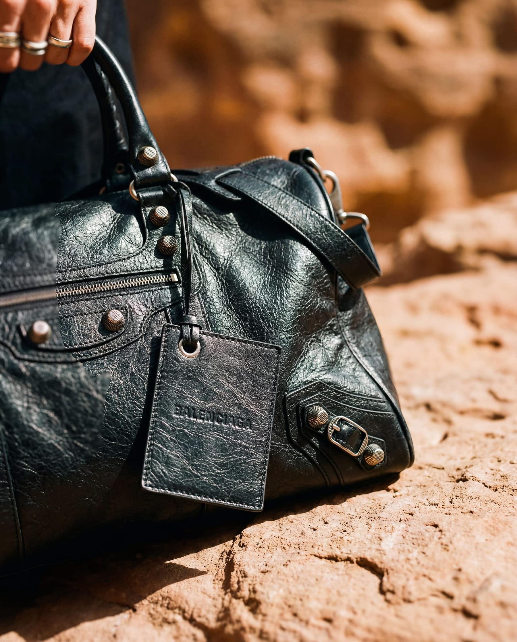 Bolso Balenciaga en el desierto — concepto de campaña generado con IA, no oficial