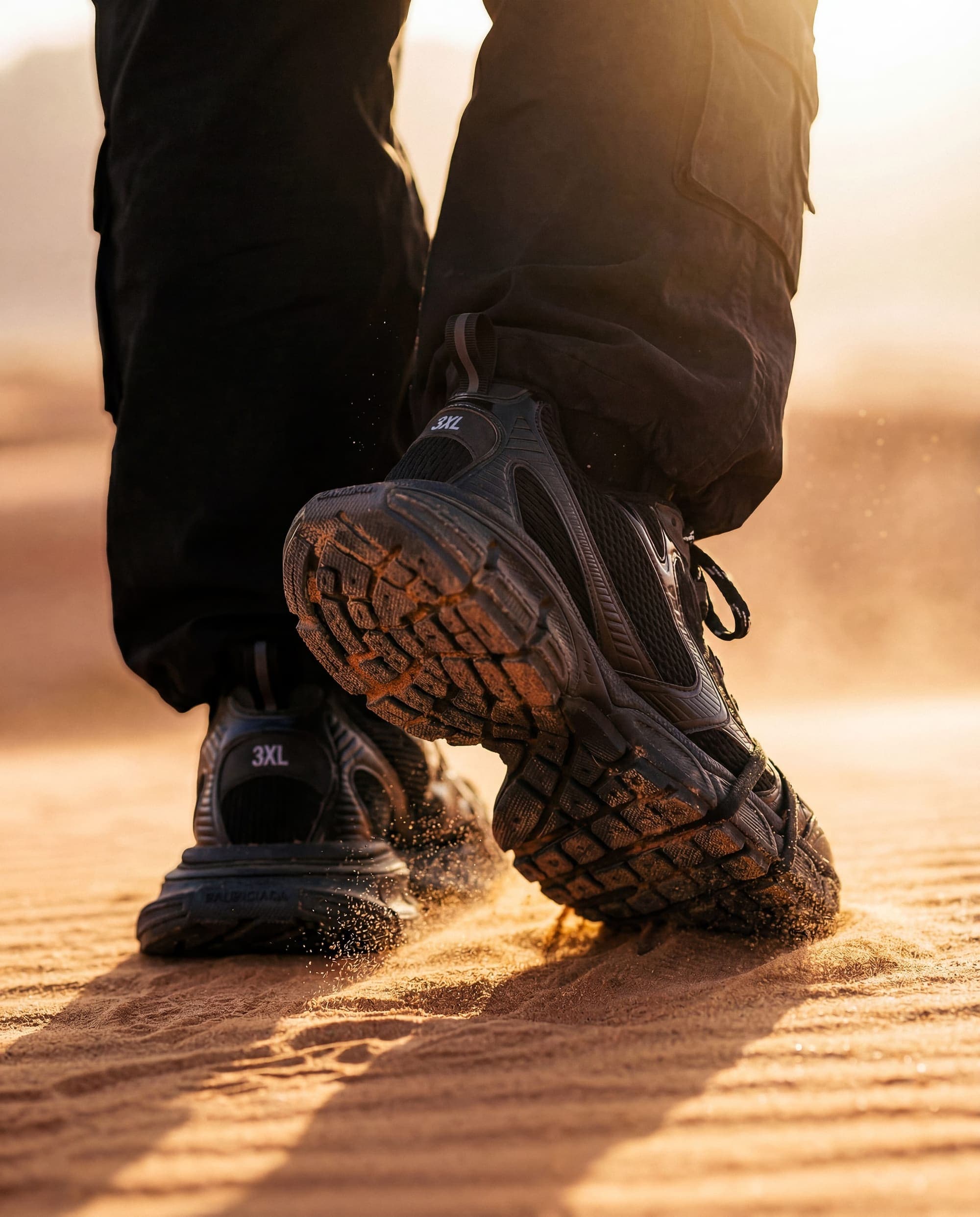 Zapatillas Balenciaga en el desierto — concepto de campaña generado con IA, no oficial
