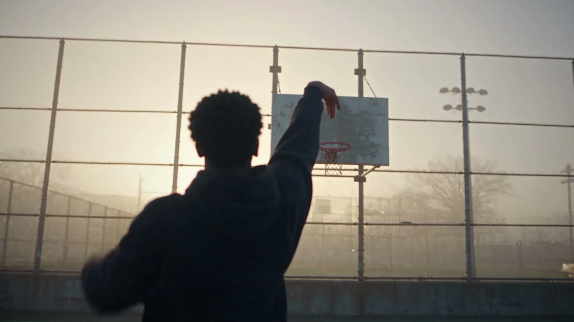 BASKETBALL — Short Film. Cortometraje generado íntegramente con IA: la mañana de un jugador, del café a la cancha. No es para una marca — es una prueba de hasta dónde llega hoy el video generativo.