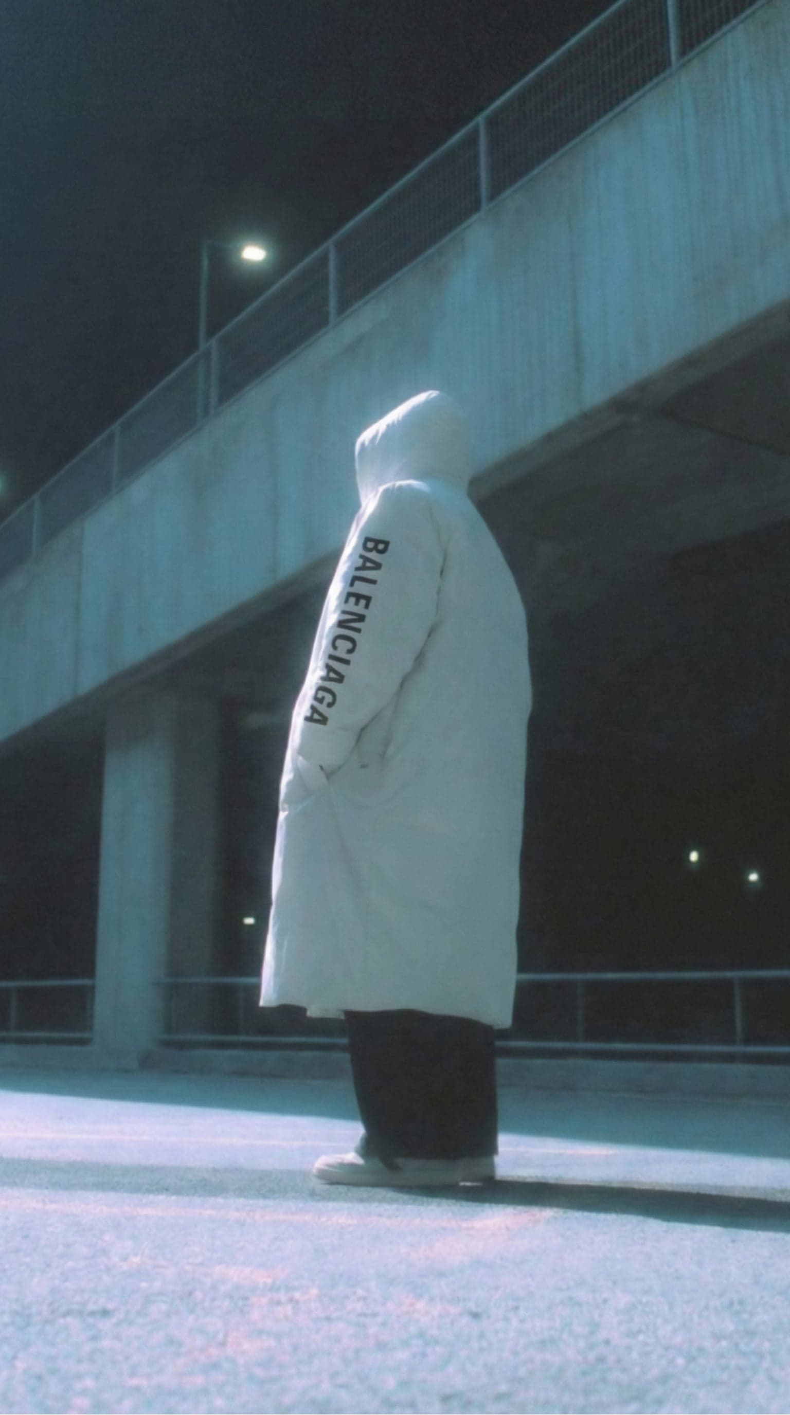 Campera Balenciaga, look 2 — concepto de campaña generado con IA, no oficial