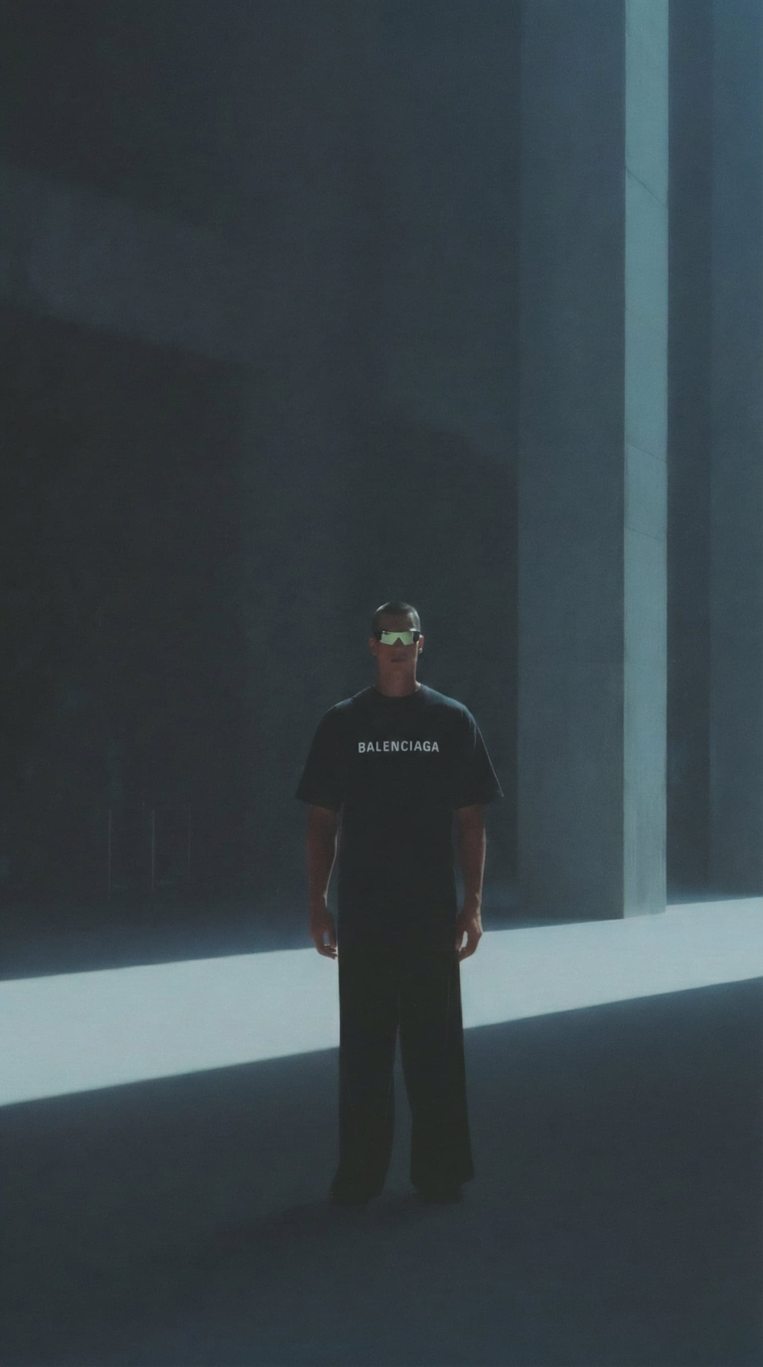 Remera Balenciaga, look 1 — concepto de campaña generado con IA, no oficial
