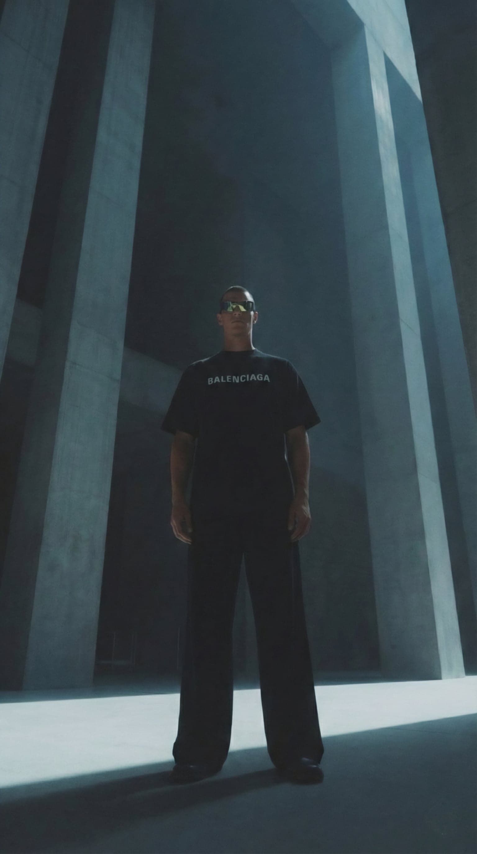 Remera Balenciaga, look 2 — concepto de campaña generado con IA, no oficial
