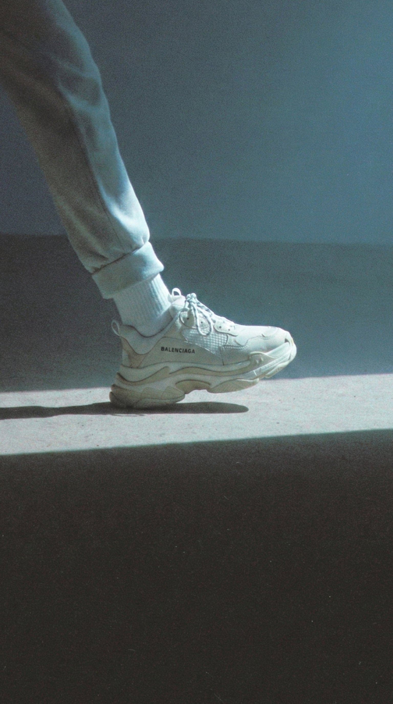 Zapatillas Balenciaga — concepto de campaña generado con IA, no oficial